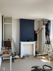 Pose de placards sur mesure autour d'une cheminée