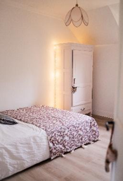 Chambre chaleureuse avec armoire ancienne