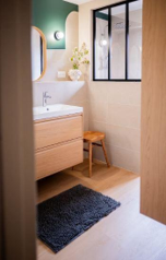 Salle de bain en bois clair et bleu conçue sur mesure