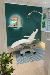 Cabinet de soins contemporain aux tons verts