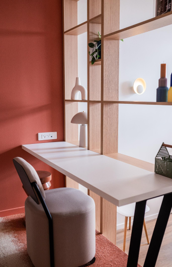 Coin bureau contemporain sur mur terracotta