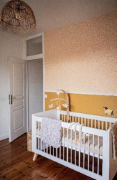 Chambre d'enfant avec berceau et décoration douce