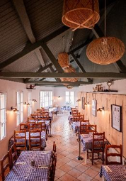 Salle de restaurant rustique à poutres